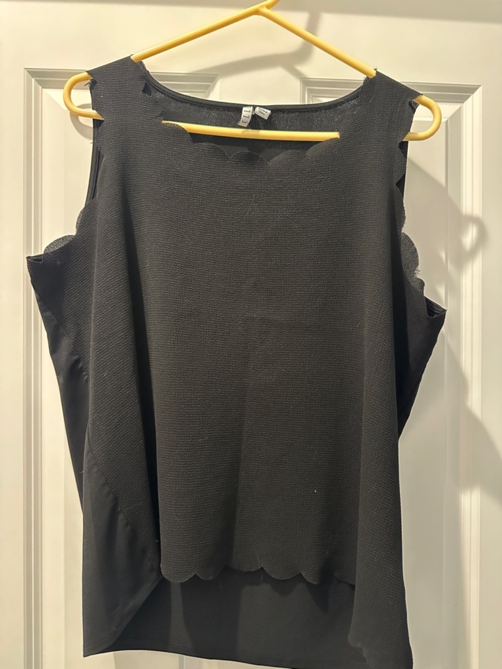 Elle Black Scallop-Edge Sleeveless Camisole